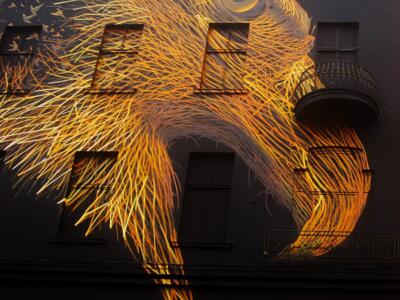 Aigle de filaments dorés — Street art de DALeast à Berlin