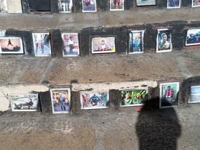 Photographies encastrées dans l'escalier — Street art à Marseille