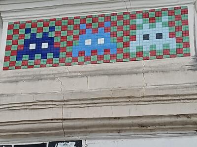 Three Space Invaders on a red and green chequer — Street art by Invader in Paris