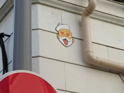 Heart-eyed emoji sticker — Street art in Marseille