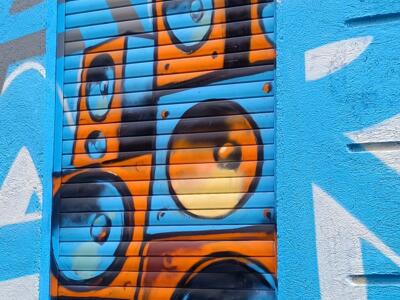 Porte aux enceintes orange et bleues — Street art à Marseille