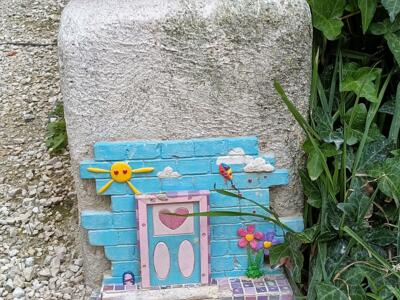 Porte miniature au soleil et aux fleurs — Street art de Florizale à Bourges