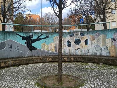 Footballeur et Panorama Urbain — Street art à Lisbon