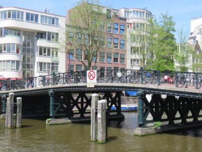 AMS_13, Space Invader de Zwanenburgwal 216 — Street art de Invader à Amsterdam