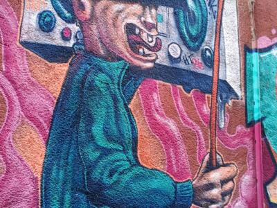 Porteur de boombox au rouleau rose — Street art à Marseille