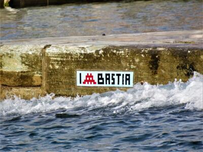 BTA_28, Space Invader de Tunnel du Vieux Port — Street art de Invader à Bastia