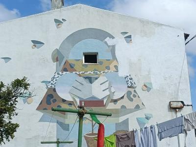 Créature géométrique camouflée — Street art à Lisbon