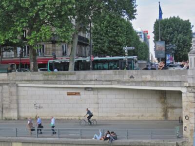 PA_148, Space Invader du pont d'Arcole — Street art de Invader à Paris