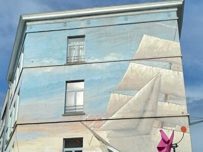Trois-mâts sur la façade d'angle — Street art à Molenbeek-Saint-Jean