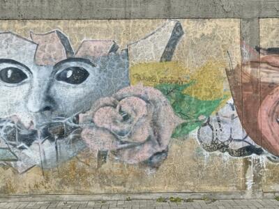 Masque, rose et visage hilare — Street art à Almada