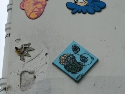 Sonic et cœur A2 sur l'angle blanc — Street art de A2 à Paris