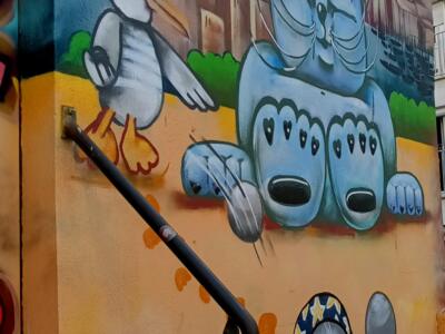 Chat endormi et goéland à casquette — Street art à Marseille