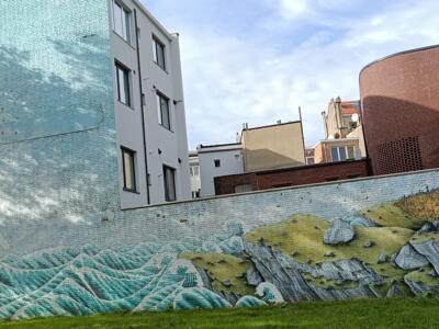 Phare et vagues sur le mur du parc — Street art à Molenbeek-Saint-Jean