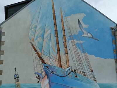 La goélette de la rue des Goélettes — Street art de Thibaud de la Corbière, Alix de Ponnat à Paimpol