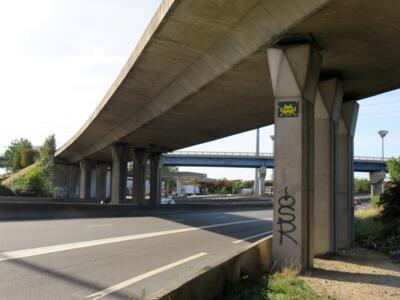 PA_1002, Space Invader de la N406 — Street art de Invader à Créteil