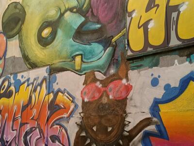 Chien aux lunettes en cœur — Street art à Marseille