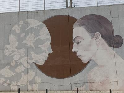 Femme de profil face à un envol d'oiseaux — Street art de Jacqueline de Montaigne à Lisboa