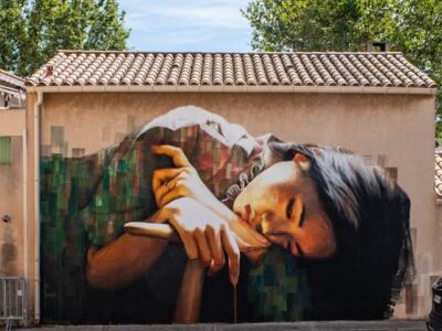 Femme assoupie en patchwork — Street art de Adventis à Port-de-Bouc