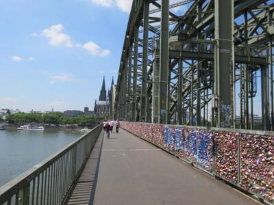 KLN_18, Space Invader de Hohenzollernbrücke — Street art de Invader à Köln