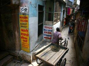 VRN_05, Space Invader on D22/23B, Bangali Tola Road 221001 Varanasi — Street art by Invader in Varanasi