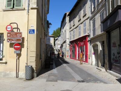 AVI_27, Space Invader on 32–40 Rue de la Masse — Street art by Invader in Avignon