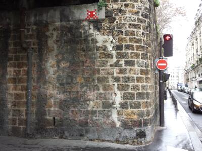 PA_830, Space Invader on 70 Rue des Orteaux — Street art by Invader in Paris