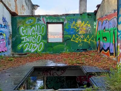 Salle éventrée couverte de graffitis — Street art à Lisboa