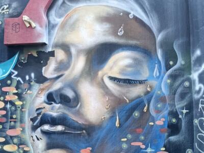 Visage aux larmes et pastilles colorées — Street art à Marseille