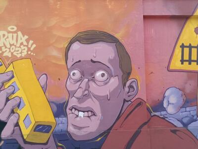 Man Holding a Tram — Street art by Colectivo RUA in Lisboa
