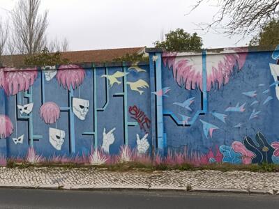 Masques suspendus et oiseaux bleus — Street art à Lisboa