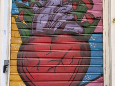 Cœur anatomique fleuri par Oralé — Street art à Marseille