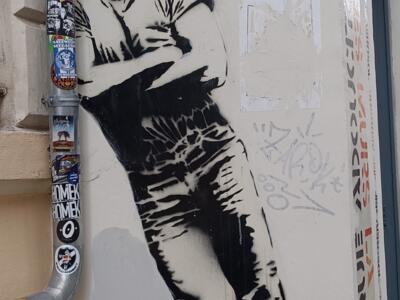 Pochoir de l'homme adossé par Jef Aérosol — Street art de Jef Aérosol à Bruxelles