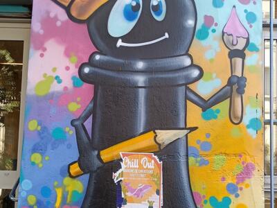 Crowned pawn with brush and pencil — Street art in Marseille