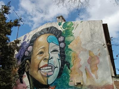Portrait de femme souriante aux couleurs vibrantes — Street art à Lisbon