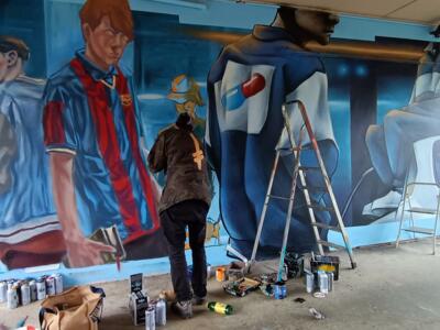 Three blue figures under the porch — Street art in Paimpol