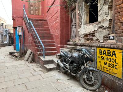 VRN_03, Space Invader on D22/1A, Chausatti Bazar 221001 Varanasi — Street art by Invader in Varanasi