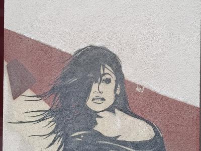 Femme aux cheveux au vent — Street art à Berlin