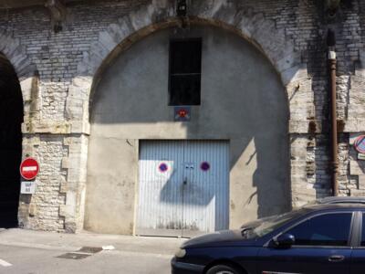 NIM_05, Space Invader on 1 Boulevard Sergent Triaire — Street art by Invader in Nîmes