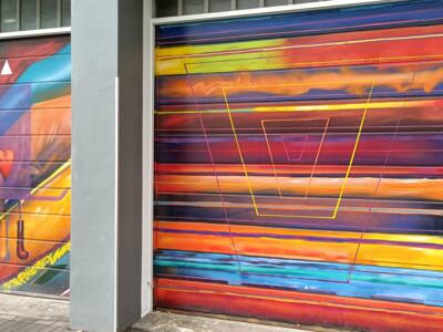 Rideaux de garage à bandes colorées — Street art à Köln