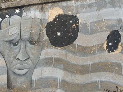 Visage dans un poing, hommage à George Floyd — Street art à Lisboa