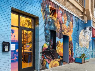 Femme à la couronne de fleurs — Street art de Christopher Burch à San Francisco
