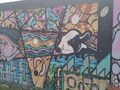 Vieille femme et vache en aplats cubistes — Street art à Lisboa
