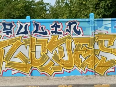 Moulin Rouges, lettrage doré et pipa — Street art à Reims