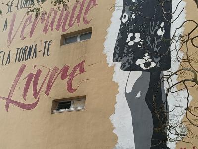 Fille sur des Livres — La Vérité Libère — Street art à Lisbon