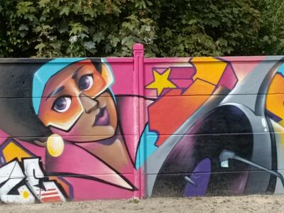 Fillette au chewing-gum et bras de platine — Street art à Reims