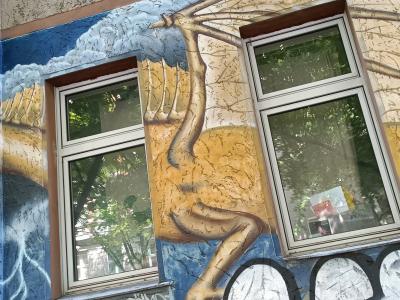 Dragon doré de la façade — Street art à Berlin