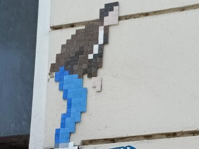 Pixel Man Leaning off the Ledge — Street art in Berlin