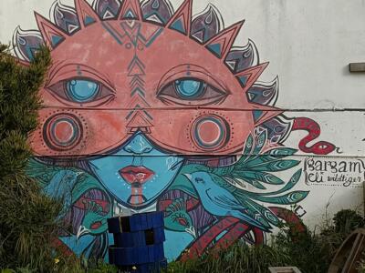 Masque solaire et visage bleu, par Sargam — Street art à Lisboa