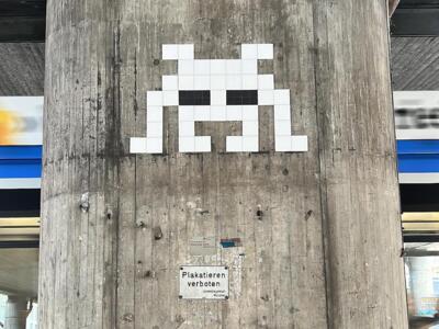 MUN_17, Space Invader on Donnersbergerbrücke — Street art by Invader in München