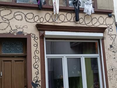 Façade with Scrolls and Comic Characters — Street art in Bruxelles